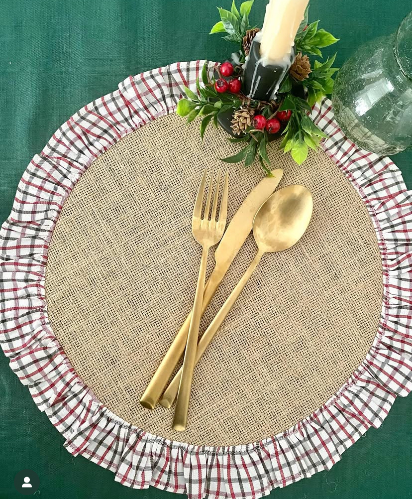 Bajoplato yute con volante Jengibre